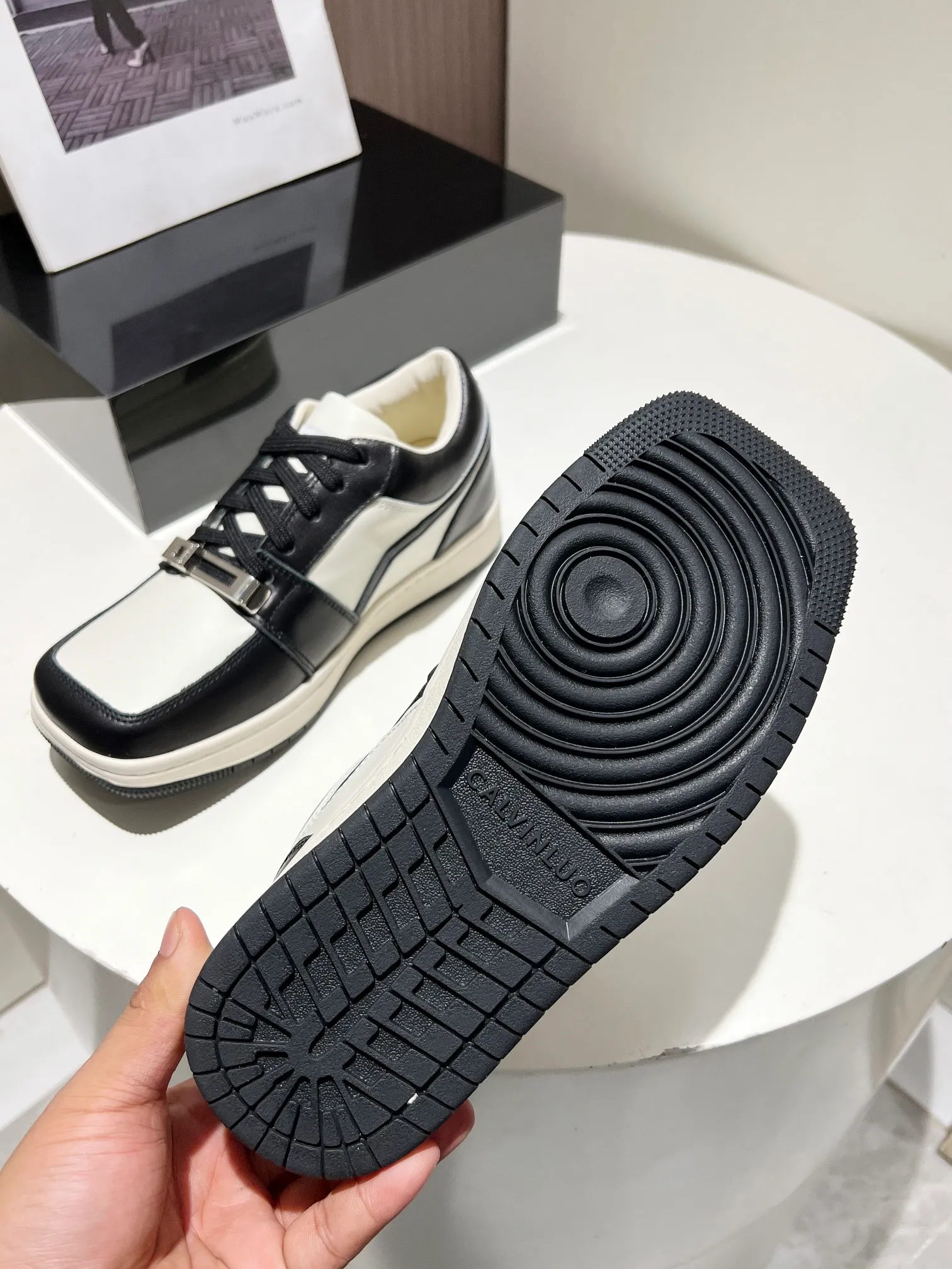 👟👟Ex-factory price 480👟👟 👑CALVINLUO I CUBE SNEAKER trendy brand square shoes low-top casual square-toe sneakers skateboard shoes sneakers👑 Starting from the design elements of classic two-color sneakers, CALVINLUO extracts the iconic elements of casual sneakers and integrates them into the formal "square toe" of formal shoes to make the overall lines of the sneakers more distinct. Nowadays, the matching rules are casual. 🧣Formal sports shoes are nothing new. The unique avant-garde square lines of CUBE SNEAKER, whether it echoes the tough and crisp suits, or appears in an eclectic manner in street styles, are a choice that breaks away from tradition and shows personality🧢 ▪️ Fabric: Original custom imported first-layer cowhide ▪️ Lining: Imported breathable mesh lining + soft sheepskin ▪️ Sole: Original molded two-color TPU outsole ▪️ Size: 35-40 (40 customized)